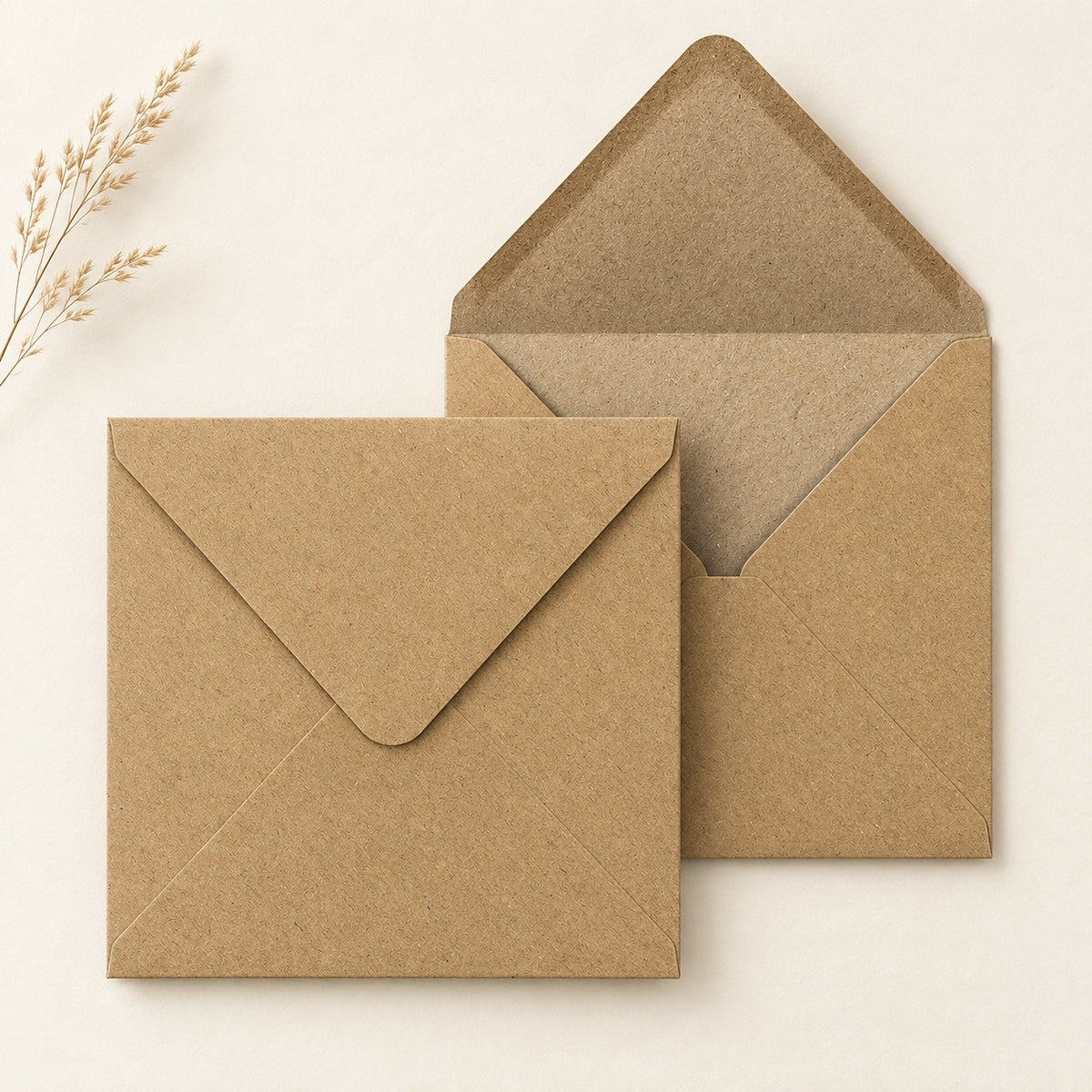 Kraftpapier-Umschlag für quadratische Karten